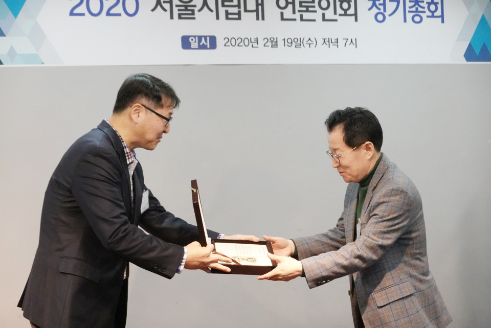 전임(오른쪽) 회장이었던 한윤희 동문에게 감사패를 전달하고 있다