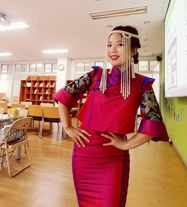 몽골 전통의상을 입은 벗드갈 동문