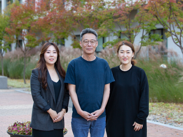 김선형 환경원예학과 교수(사진 가운데)와 황민희 학교기업 「the고구마 화훼디자인실장(사진 왼쪽), 김미형 플로리스트