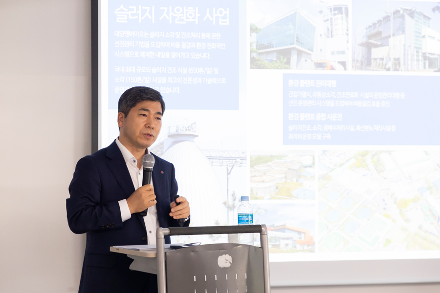 서울시립대 기업가 정신 특강에 참여해 강의 중인 박종운 대표
